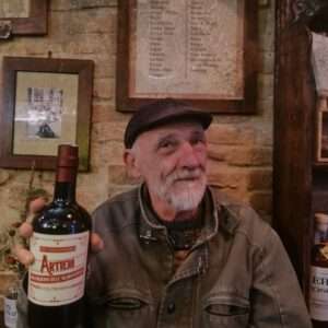 Mario scarpone che fa vedere Artieri – Macchiatino dell’Alabastraio | Volterra