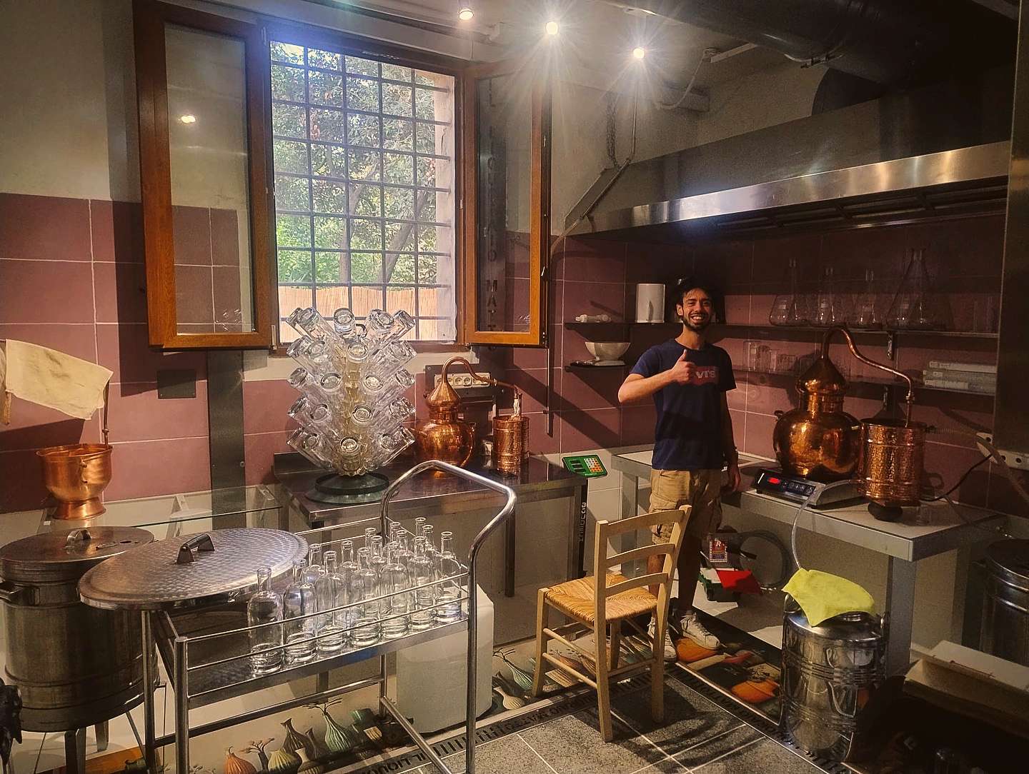 Fase di produzione dei distillati secondo il metodo degli Spiriti del Bosco